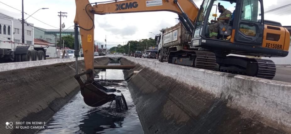 escavadeira retira lama do canal #paratodosverem