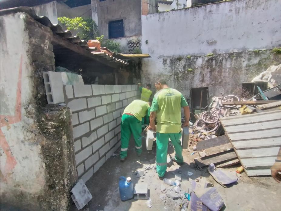 homens fecham entrada do imóvel com blocos de concreto #paratodosverem