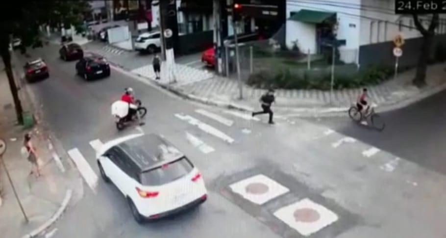 guarda corre na direção de menor de bicicleta na rua #paratodosverem