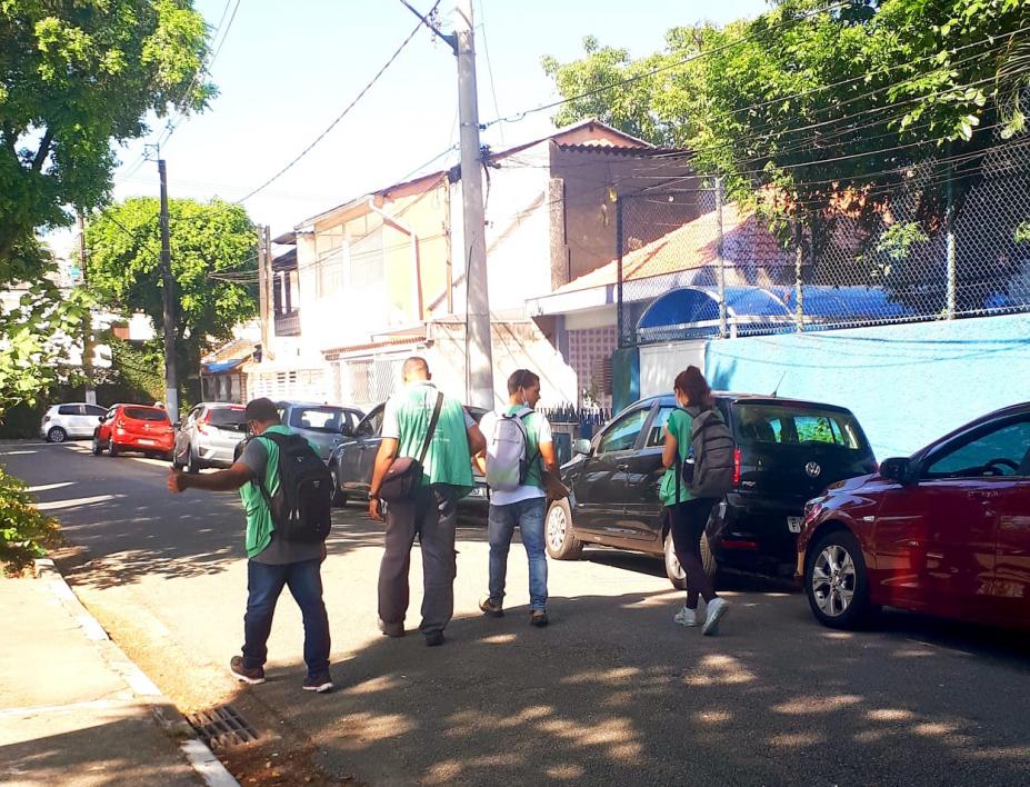pessoas vestidas de uniforme verde no meio da rua #paratodosverem