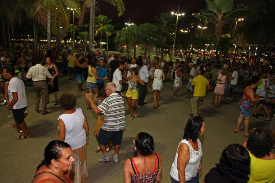 pessoas dançando em praça na praia #paratodosverem