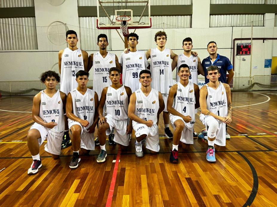 time de basquete posa para foto no ginásio #paratodosverem