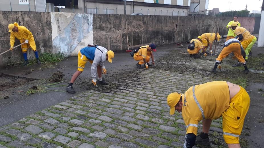 trabalhadores realizam capinação e raspação em rua #paratodosverem