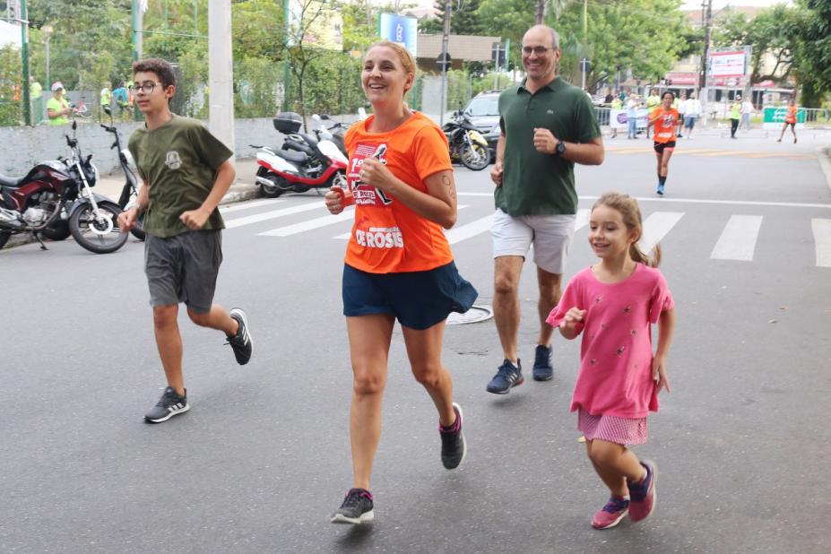 mulher corre acompanhada dos dois filhos e do marido #paratodosverem