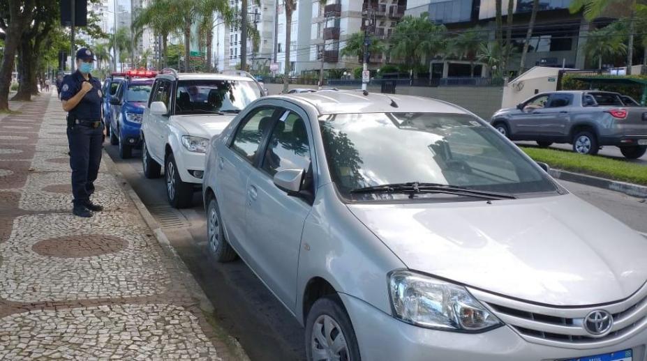 guarda ao lado de carros estacionados na orla #paratodosverem