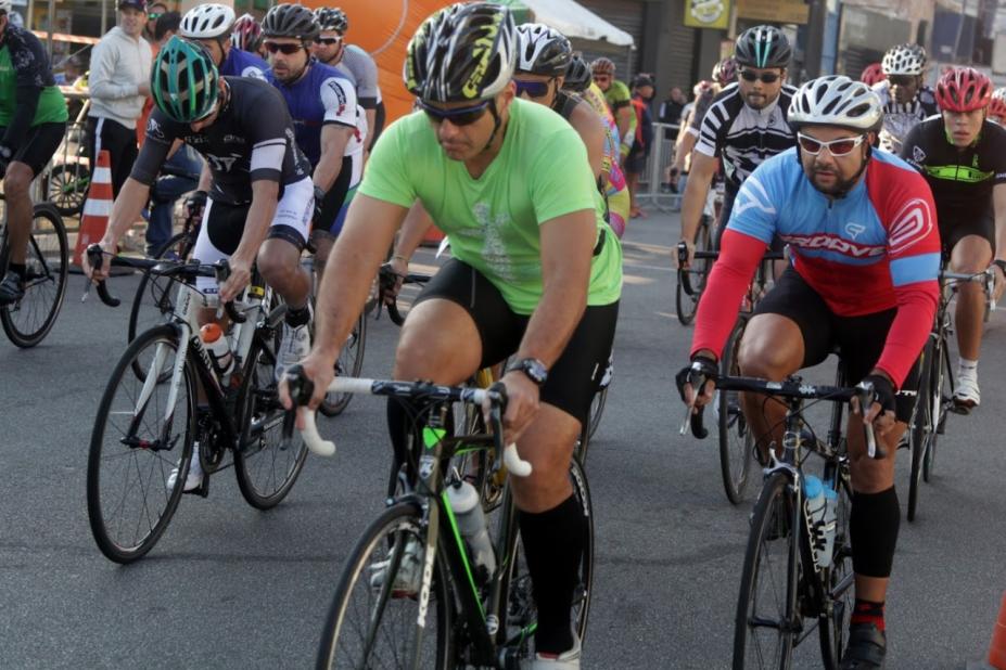 vários ciclistas participando de prova #paratodosverem