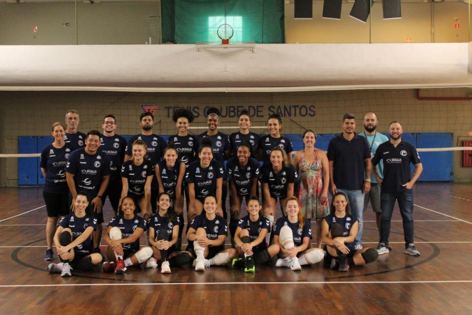 equipe posa para foto dentro da quadra #paratodosverem