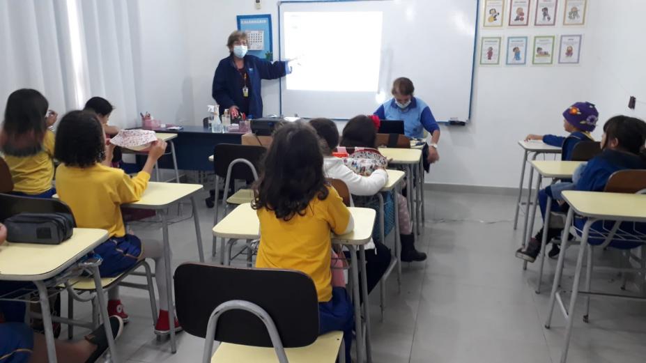 educadoras falam para crianças em sala de aula #paratodosverem