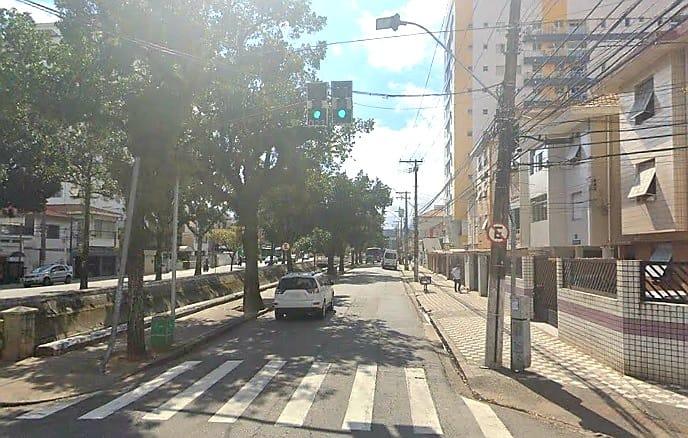avenida com canal ao lado e carro estacionado #paratodosverem