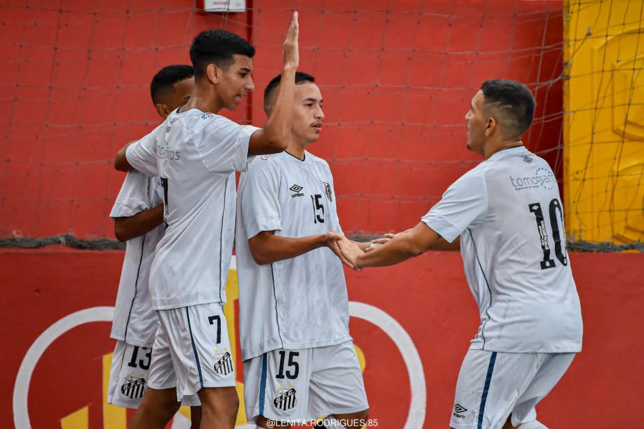 quatro jogadores de cumprimentam em comemoração #paratodosverem