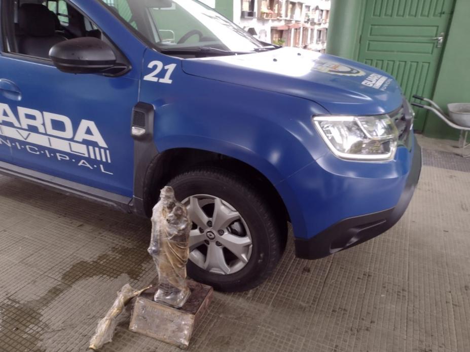 viatura da guarda com estatua de bronze ao lado #paratodosverem