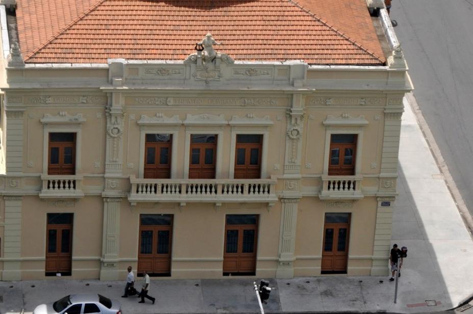 imagem área do prédio que abriga o teatro #paratodosverem