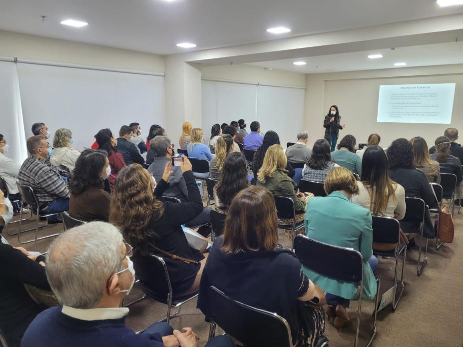 pessoas sentadas em auditório acompánhando palestra #paratodosverem