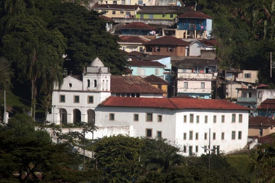 imagém área aparece museu cercado de verde do morro e casas acima #paratodosverem