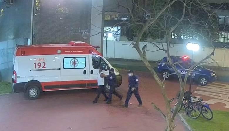 dois guardas levam suspeito em direção ao hospital #paratodosverem