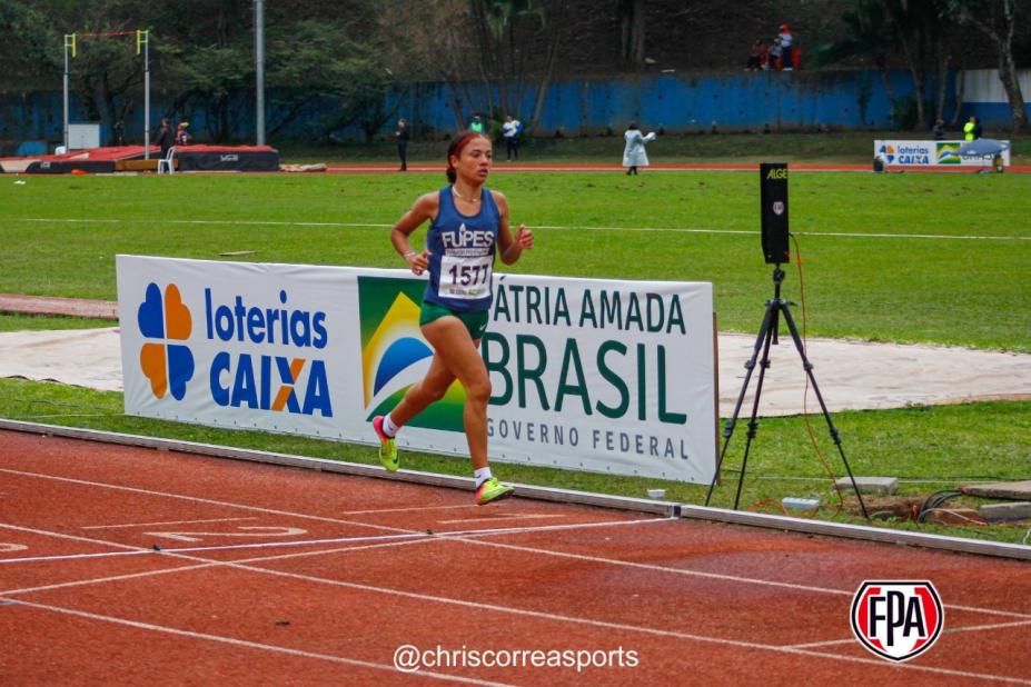 atleta correndo em pista de atletismo #paratodosverem