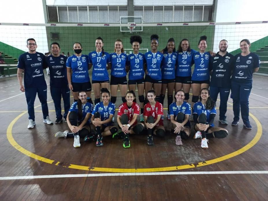 equipe de vôlei posa para foto na quadra #paratodosverem