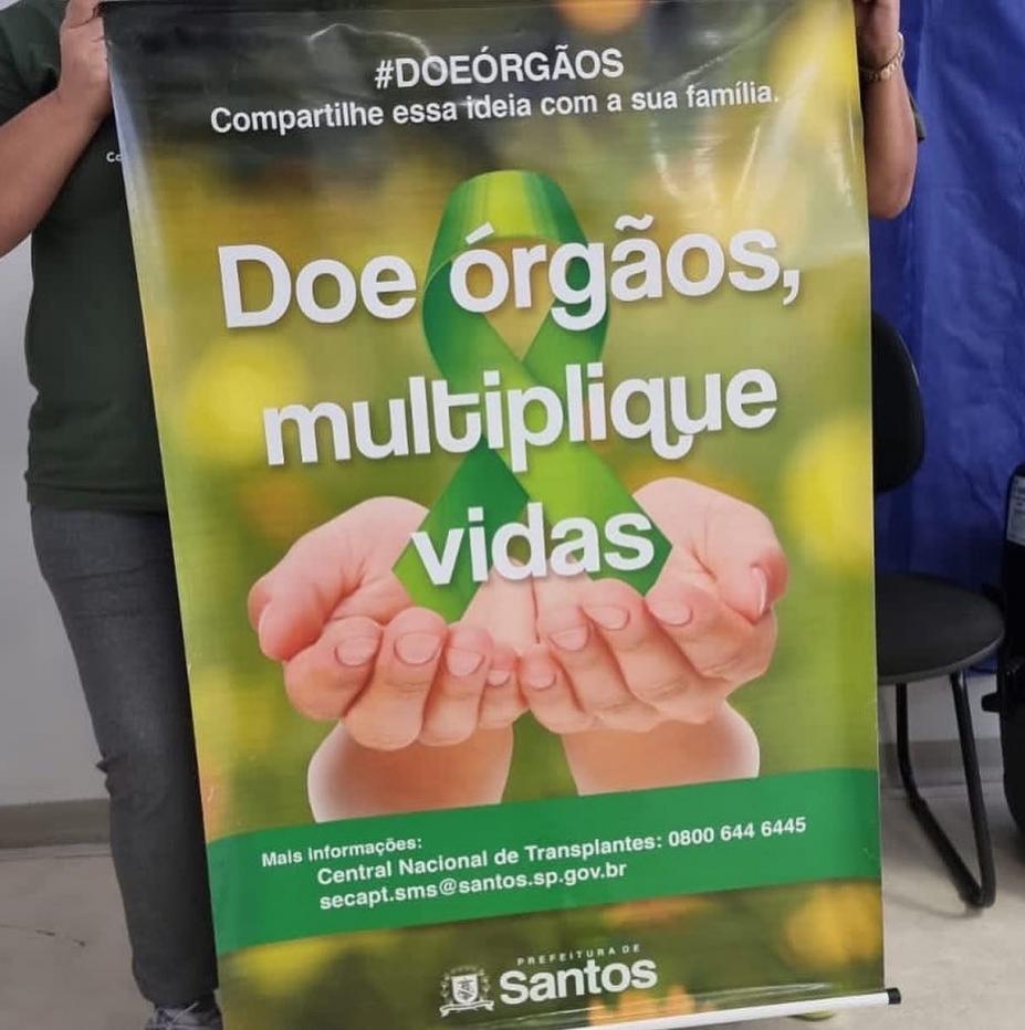 pessoa segura banner da doação de órgãos