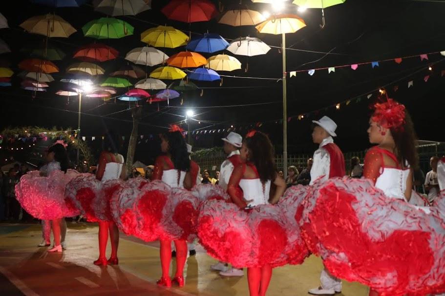 quadrilha junina com roupas típicas. #paratodosverem