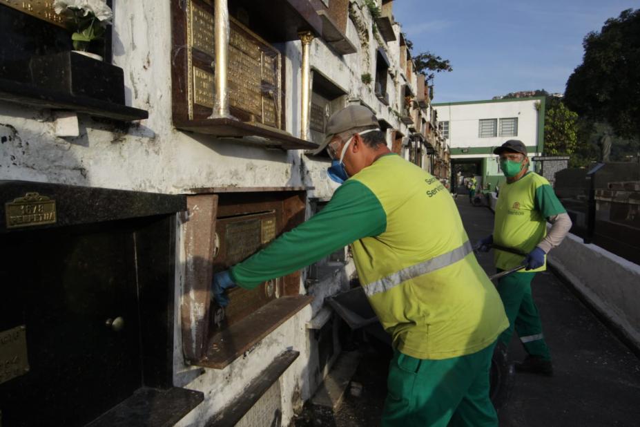 funcionário fazendo fechamento da campa em cemitério #paratodosverem