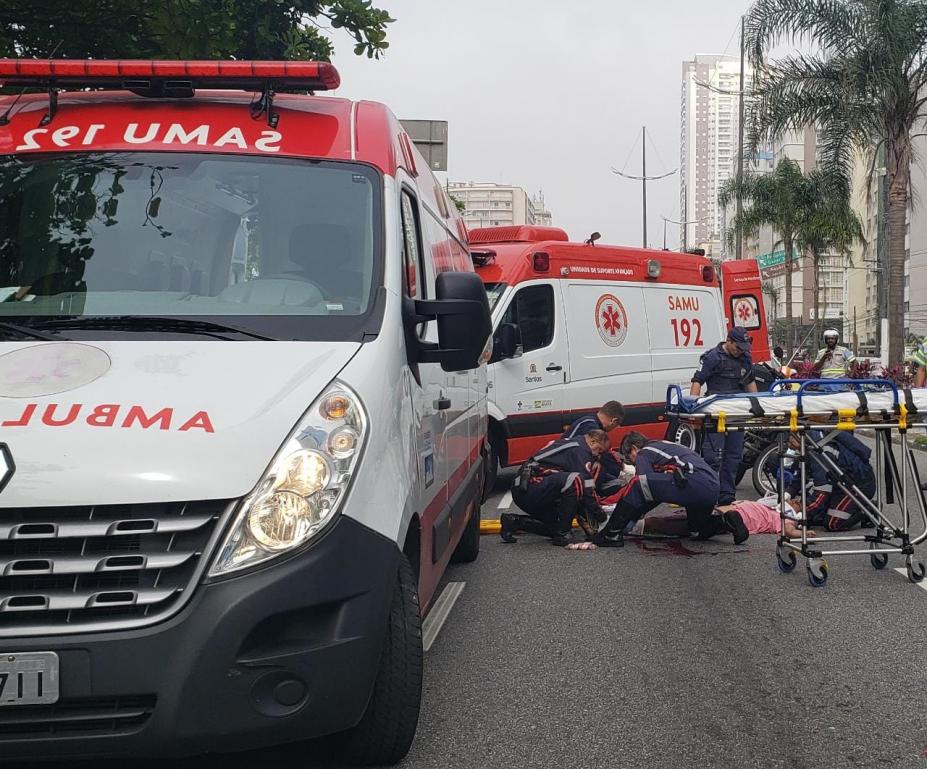 ambulancias na rua e equipe faz atendimento #paratodosverem