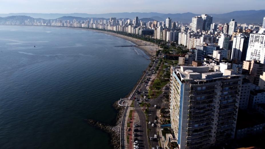 imagem aérea de santos aparecendo mar, jardins e prédios #paratodosverem