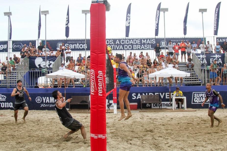 partida de futevolei em arena na praia #paratodosverem