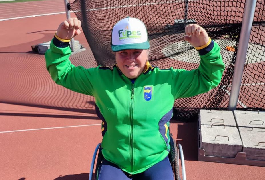 atleta na cadeira ergue os braços em comemoração #paratodosverem