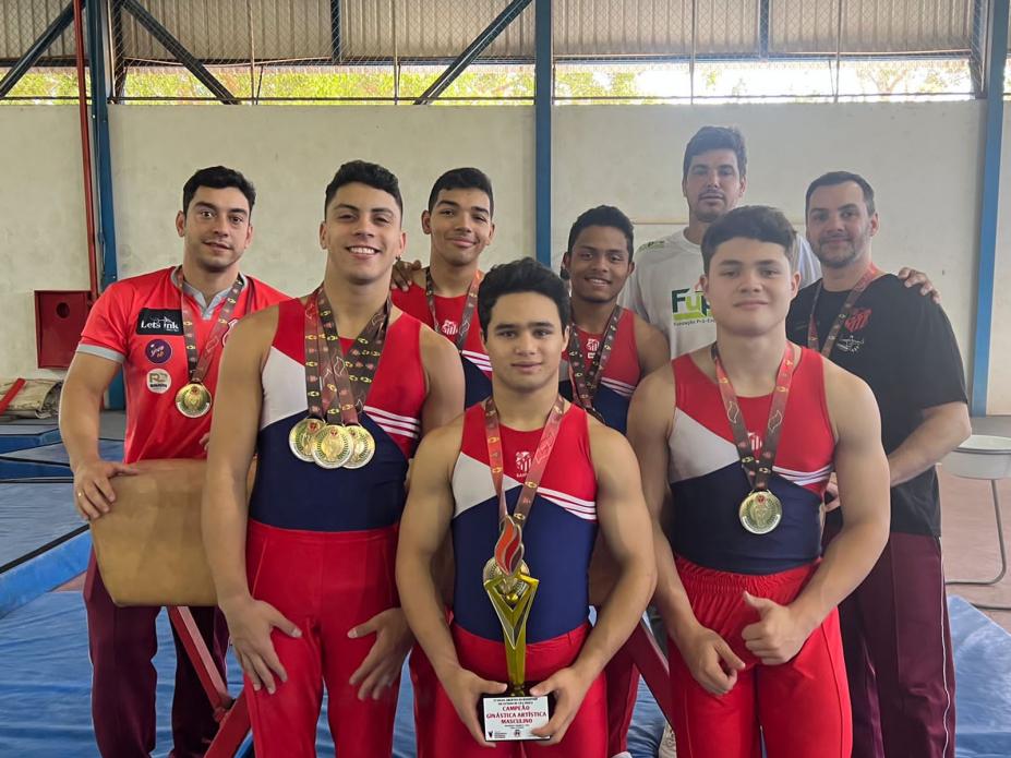 atletas da ginastica com medalha #paratodosverem