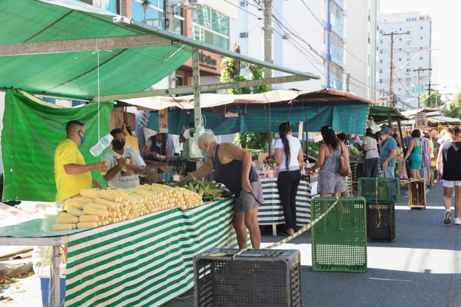 varias barracas e consumidores em feira #paratodosverem