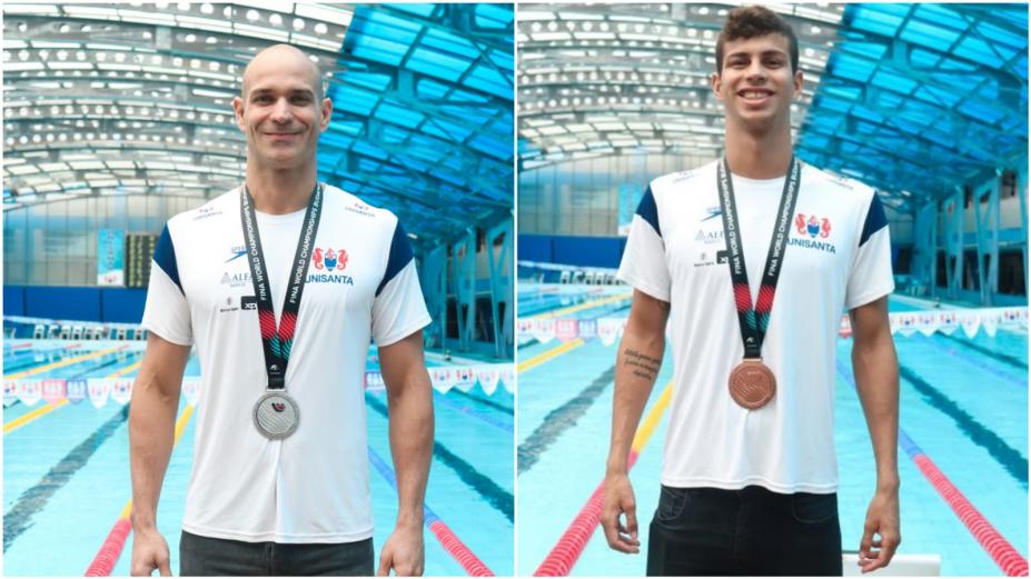 dois atletas com medalhas e piscina ao fundo #paratodosverem