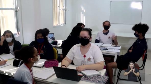 imagem de video mostra alunos na classe conversando #paratodosverem