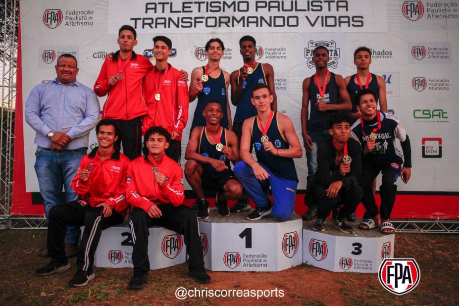 Atletas no pódio com medalhas #paratodosverem