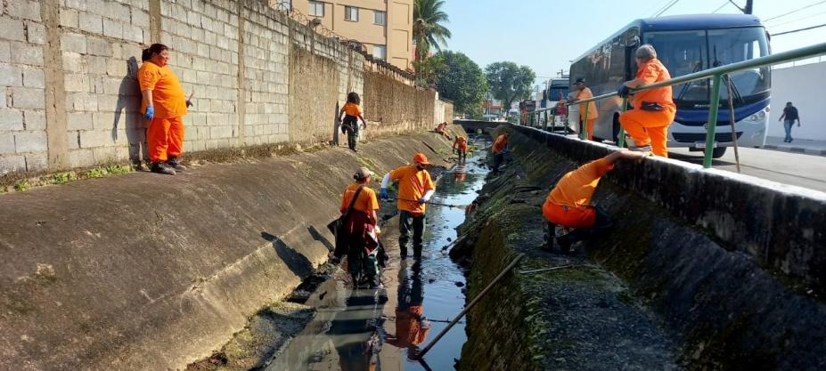 funcionários realizam limpeza em canal #paratodosverem