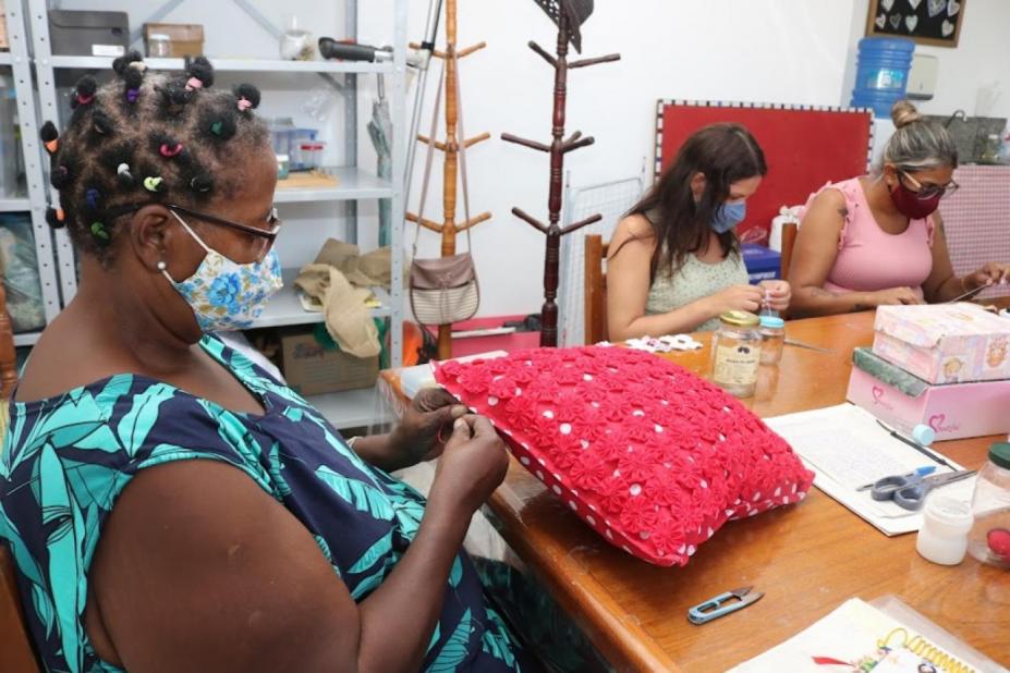 mulher costura almofada #paratodosverem