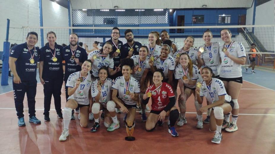 meninas do vôlei exibem medalha na quadra #paratodosverem