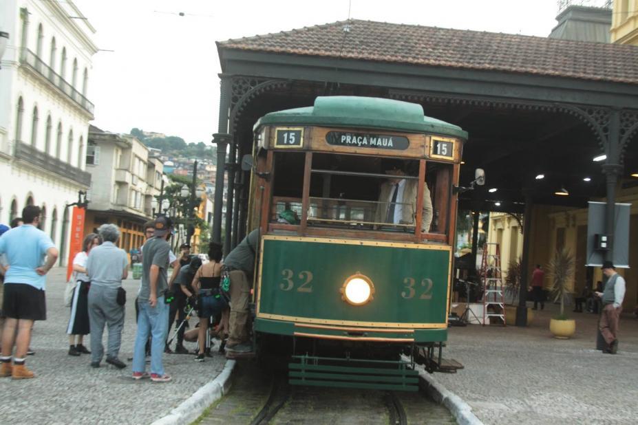 o bonde turístico parado na estação do valongo com passageiros entrando. #paratodosverem
