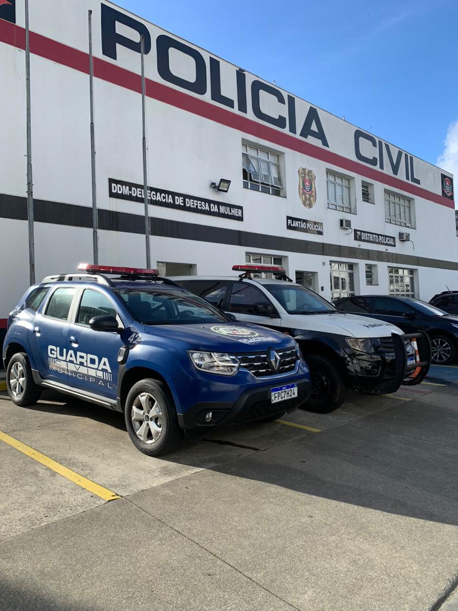 viatura da guarda e da policia paradas em frente a delegacia. #paratodosverem 