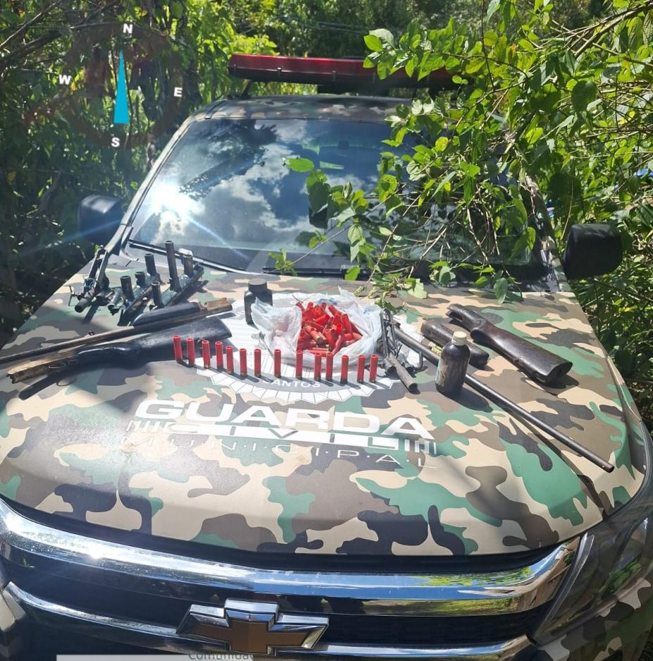 armas estão dispostas sobre capô de viatura da guarda civil municipal ambiental. #paratodosverem 