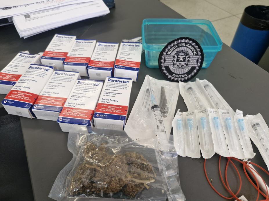 drogas e seringas sobre uma mesa. #paratodosverem 