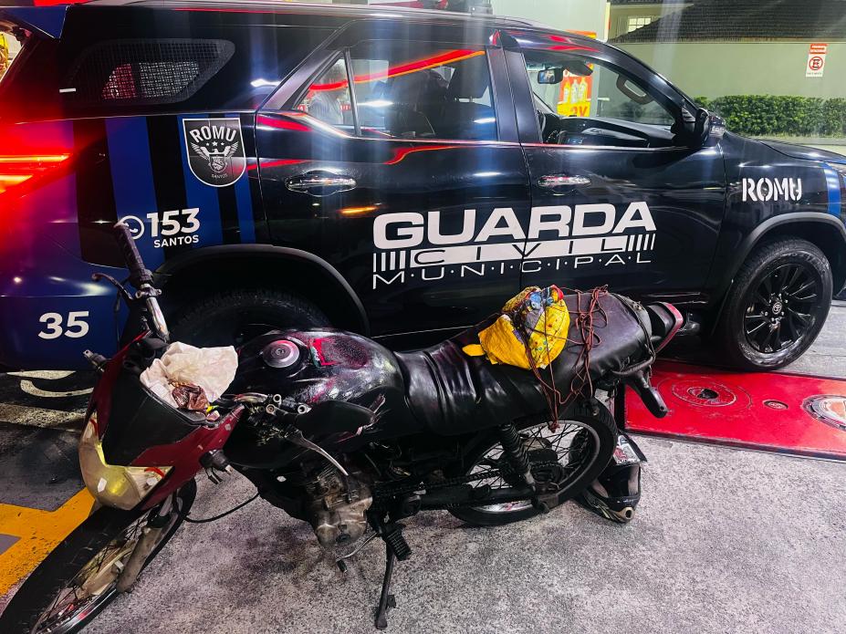 motocicleta diante de viatura da guarda municipal. #paratodosverem 