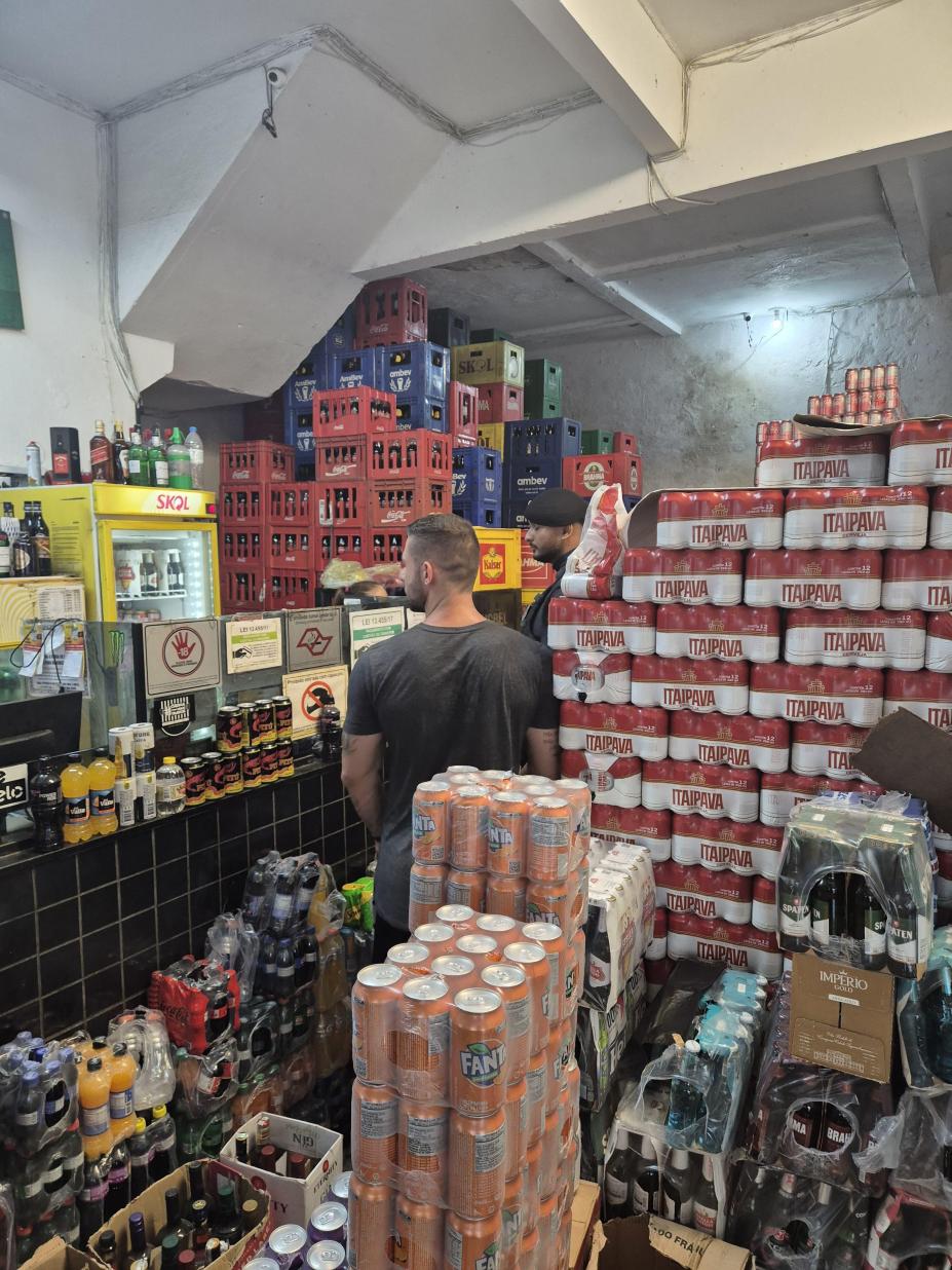 adega com várias caixas de bebidas empilhadas. #paratodosverem