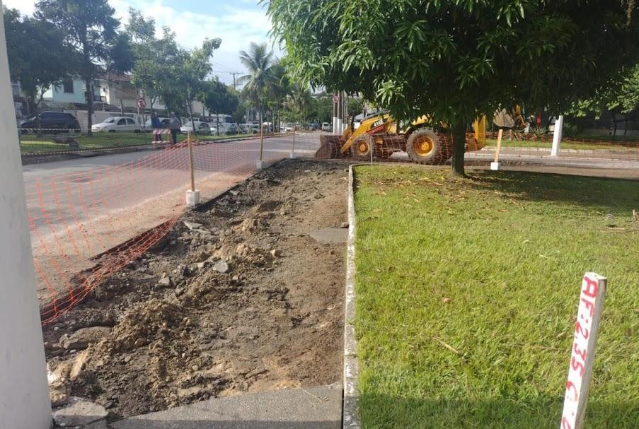 calçadas e meios-fios de praça quebrados