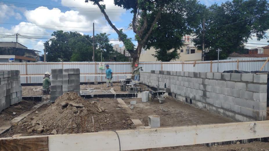 área com obras e paredes em fase inicial de construção. #paratodosverem 