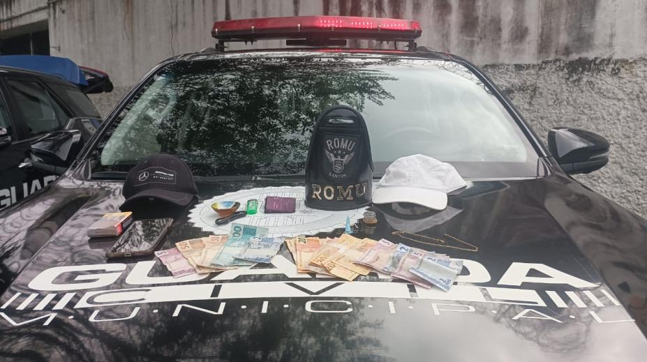 viatura da guarda municipal com notas de dinheiro no capô. #paratodosverem