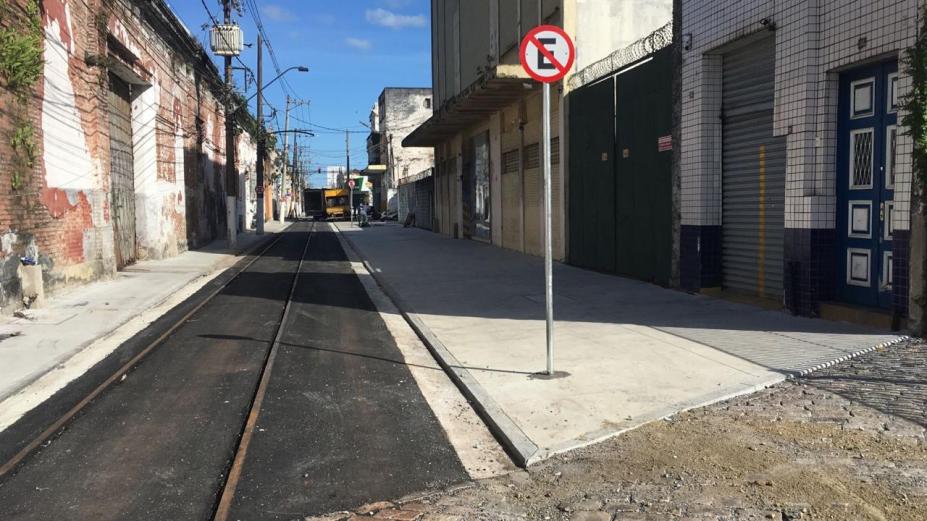 trecho de rua com nova pavimentação e calçadas. #paratodosverem