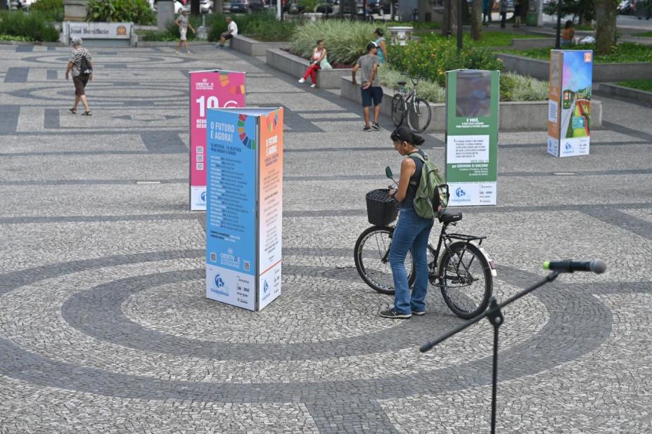 totens com objetivos do desenvolvimento sustentável em praça. #paratodosver