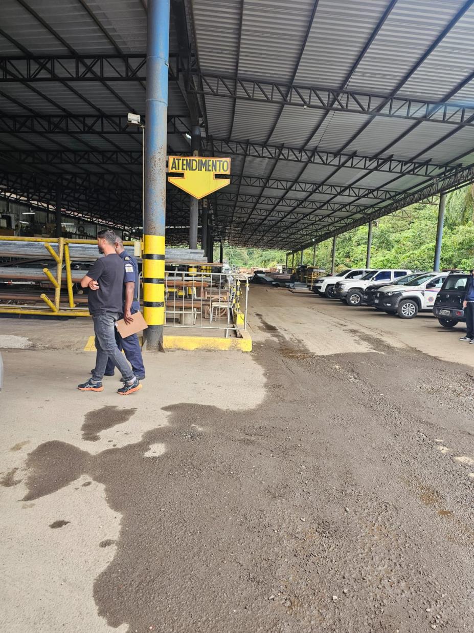 galpão com pessoas e carros #paratodosverem