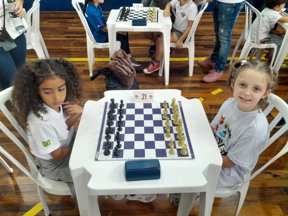 meninas jogando xadrez #paratodosverem