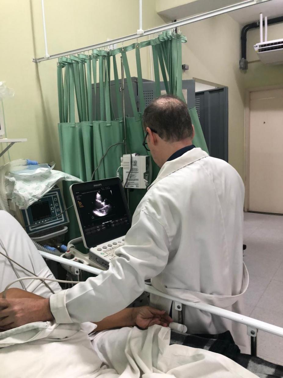 médico faz exame e olha tela #paratodosverem